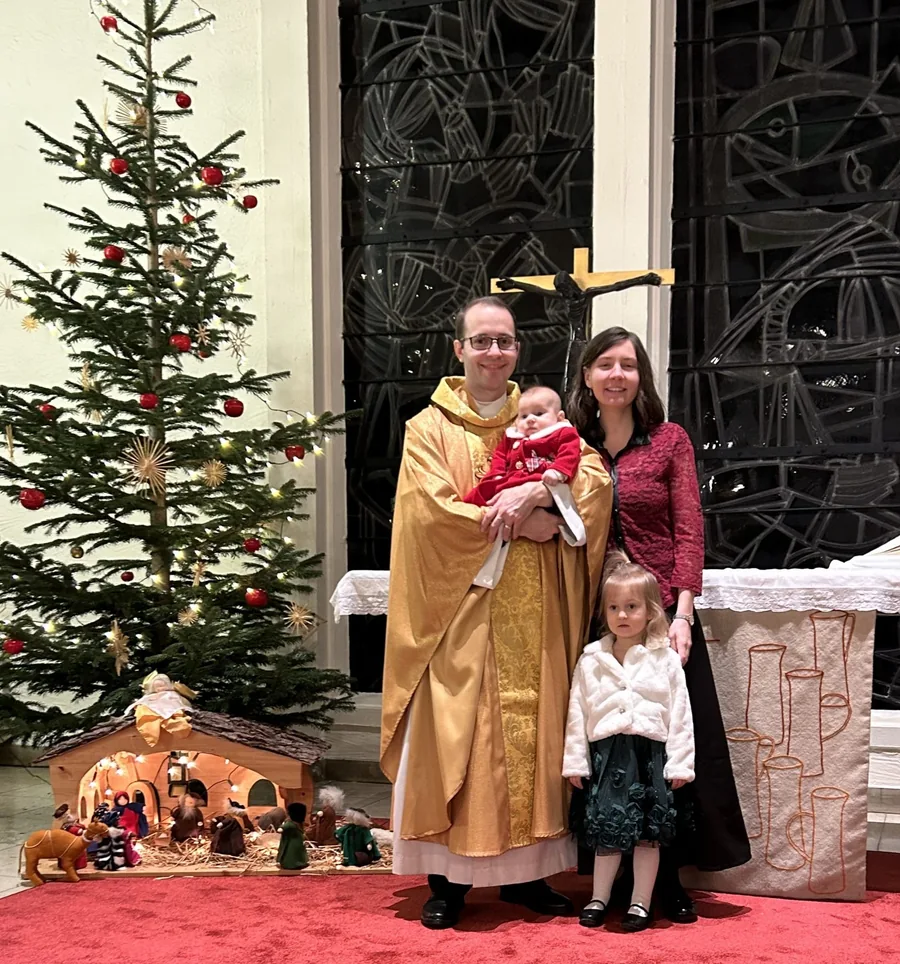 Pfarrer Nathaniel Jensen mit seiner Familie in der Kirche